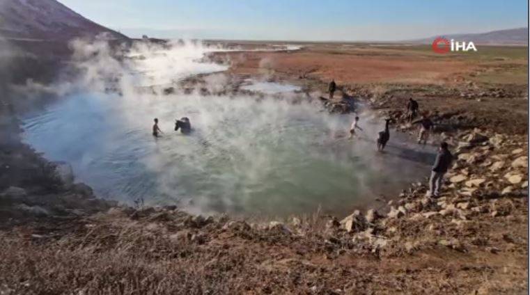 Burası Antartika değil Bitlis! Eksi 15 derecede atlarla kaplıca keyfi 11